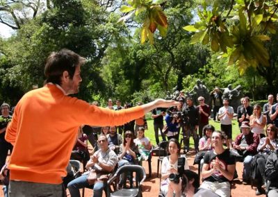Foto de Santiago Vázquez impartiendo un taller de ritmo con señas