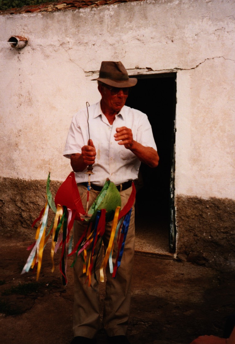 Foto de Don Pedro con La Piñata