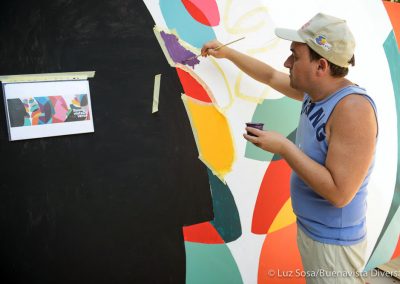 Foto Alexis del Centro Ocupacional pintando el mural de Buenavista Diversa