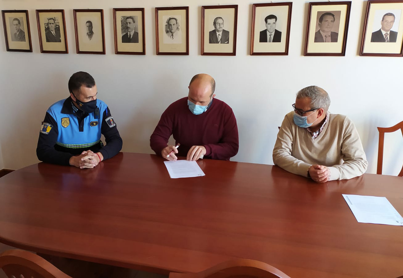 Foto firma del nombramiento por el alcalde