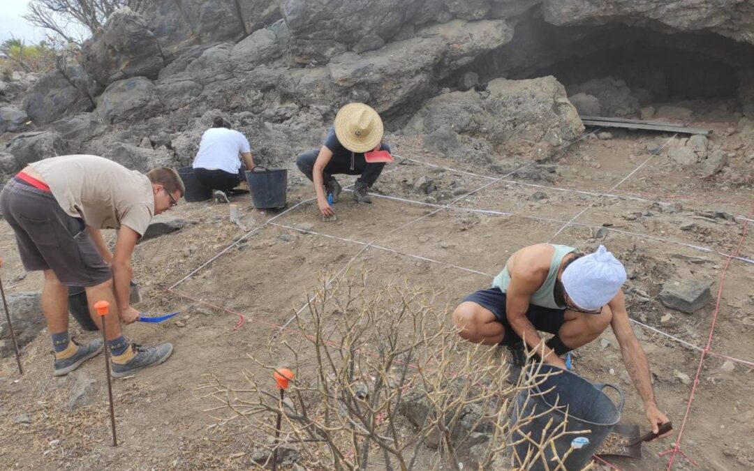 El Ayuntamiento de Buenavista del Norte promueve un campo de trabajo de arqueología vinculado a la excavación del yacimiento Arenas 3