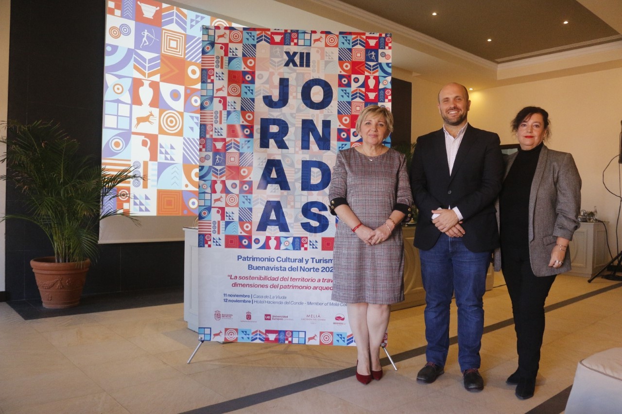 Antonio Gonzalez, alcalde; Ángeles Glez, concejala de Turismo y Elena Pérez Coordinadora de las Jornadas